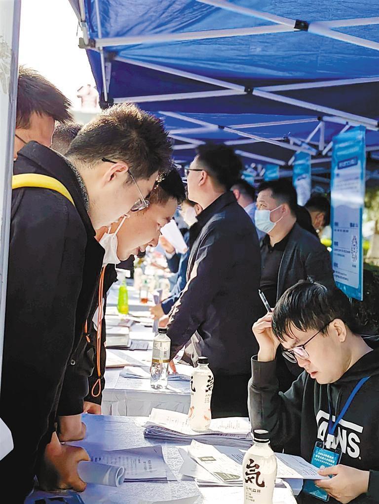 3.2万余人次入场求职 7.9万人次线上参加 西安这场大型招聘会人气旺