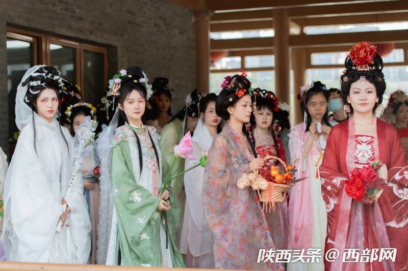 西安举办花朝节 数百汉服热爱者齐聚曲江池畔 - 陕西消费网