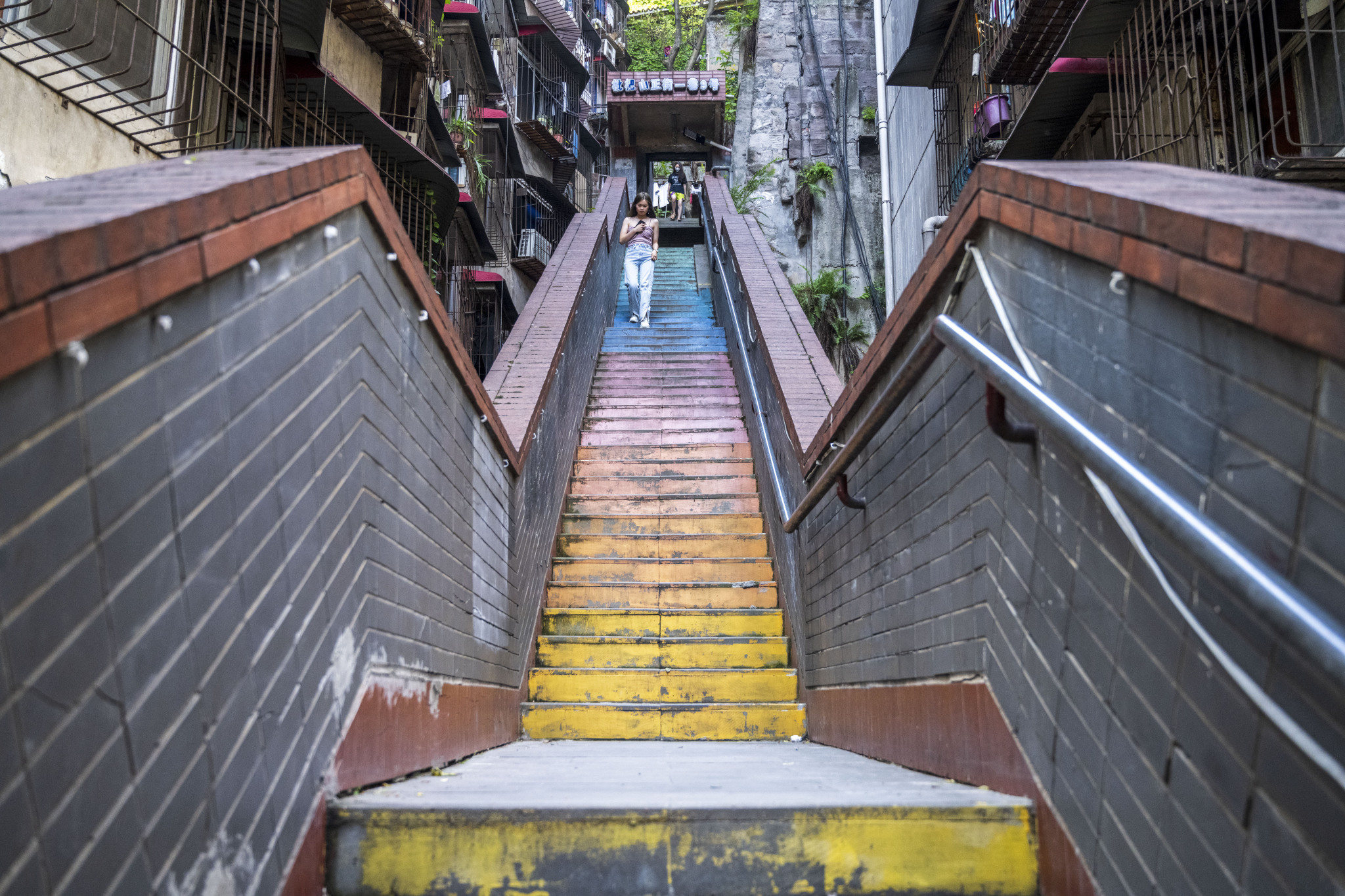 彩虹楼梯位于重庆渝中区枇杷山正街的居民楼间,高约20米,共有50