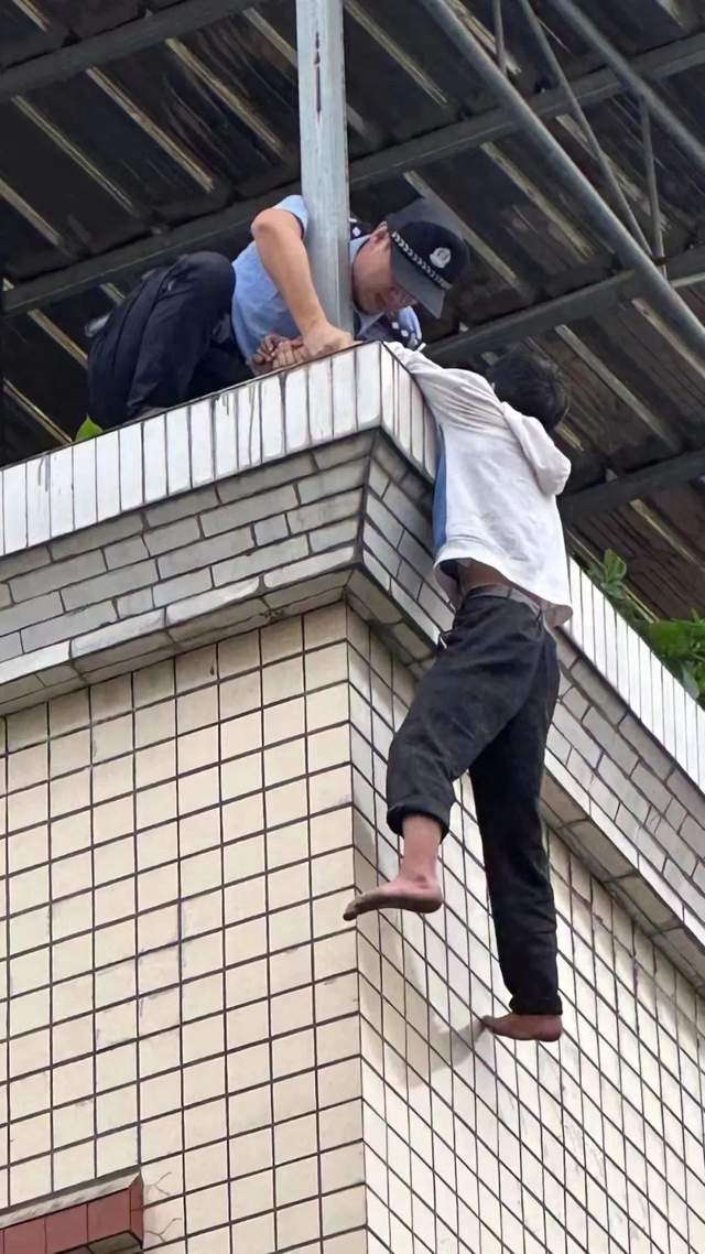 民警夺刀解救轻生女子_轻生男子递烟被民警飞身拽回_民警挽救轻生女子