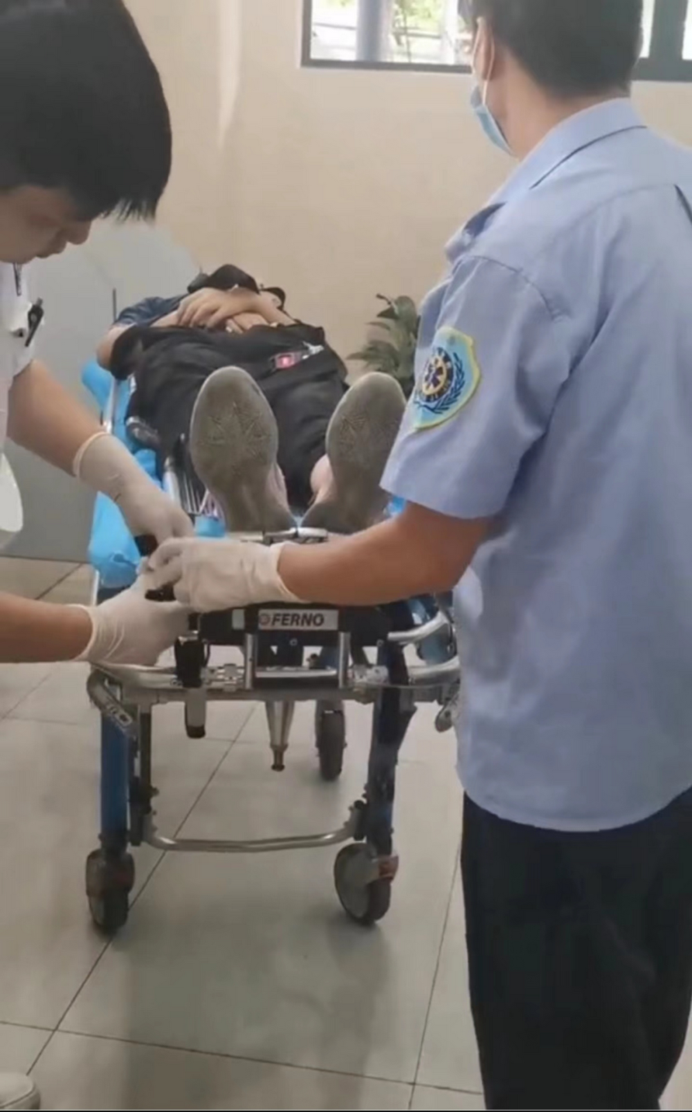 男孩公厕晕倒 民警紧急救援 - 上游新闻