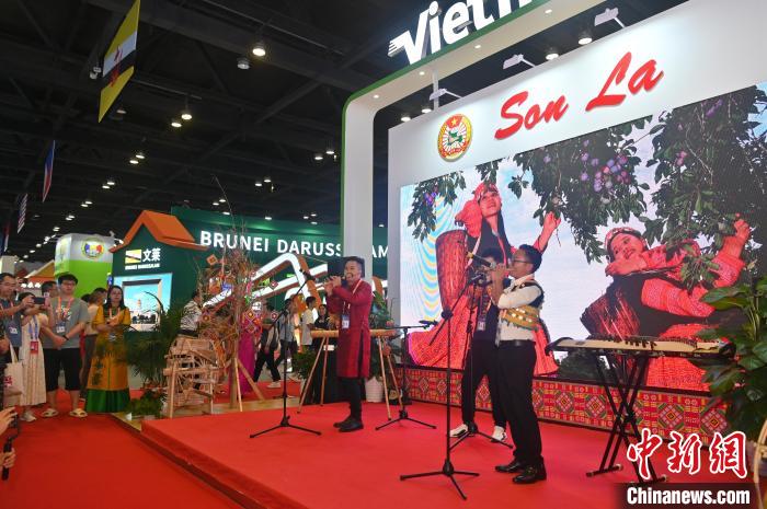 图为越南表演者吹奏笛子。俞靖 摄
