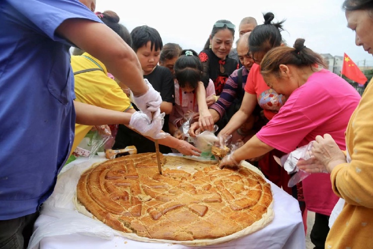 美心红酒小镇推出的“中秋非遗大月饼”。受访者供图