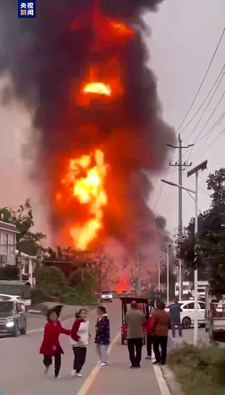 四川雅安境内一油罐车爆发爆炸熄灭，引燃中间两辆货车