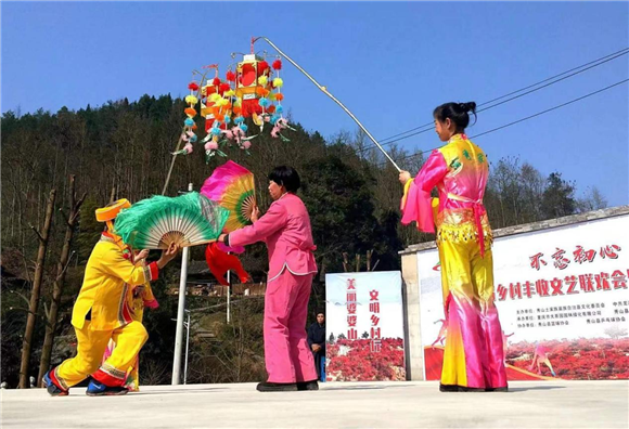 村民參加文明鄉村活動.