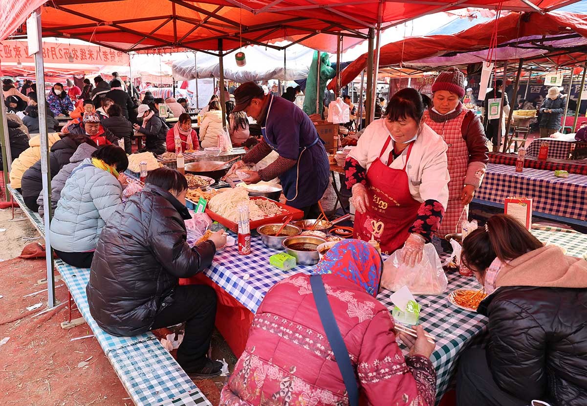 逛4000多年曆史的河灘古會看趕集人的表情包