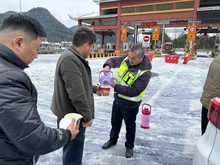 g65包茂高速渝湘段再迎降雪黔江至秀山實施交通管制