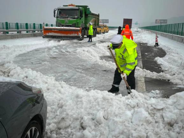 暴雪下的春運高鐵10碼緩行車主被困高速司機吃愛心滷蛋掉淚