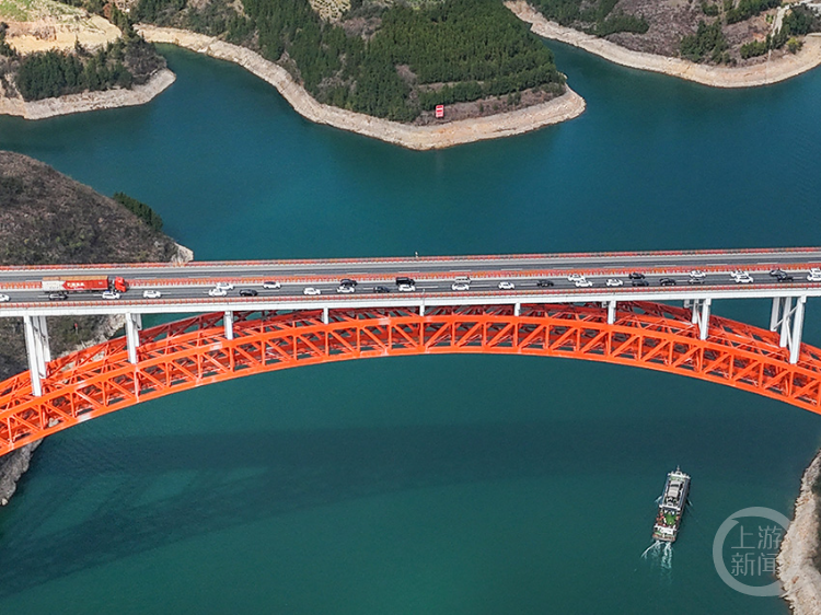 g42泸蓉高速巫山至湖北方向迎来返程高峰