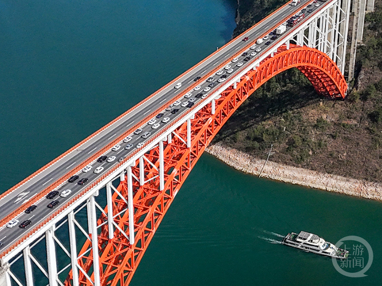 g42泸蓉高速巫山至湖北方向迎来返程高峰