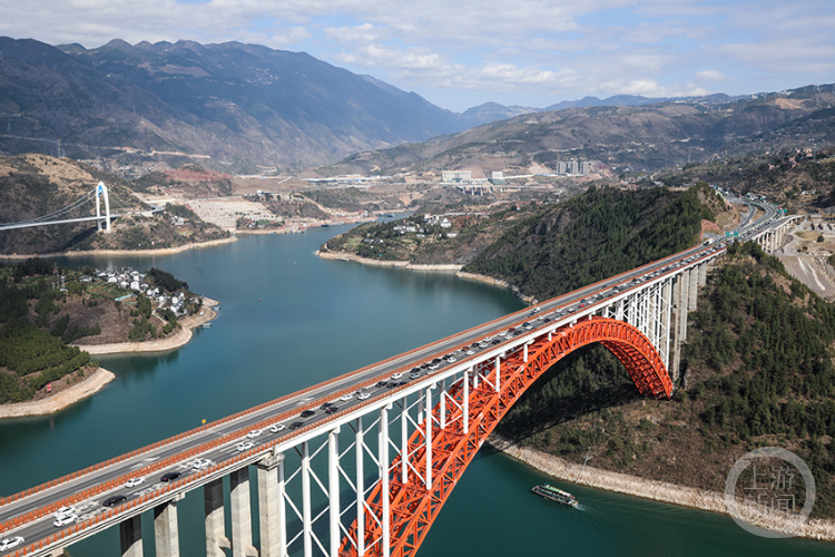g42泸蓉高速巫山至湖北方向迎来返程高峰