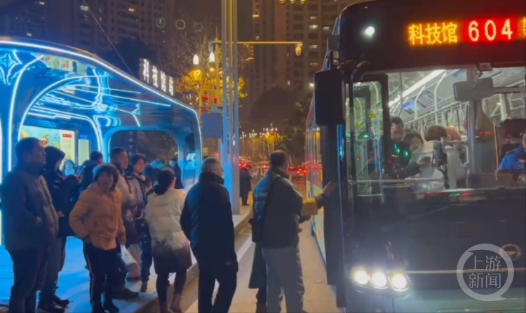 新春走基层丨每晚接送乘客到凌晨他成了春节末班车专业户