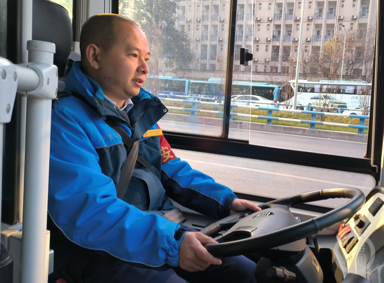 新春走基层丨每晚接送乘客到凌晨,他成了春节"末班车"