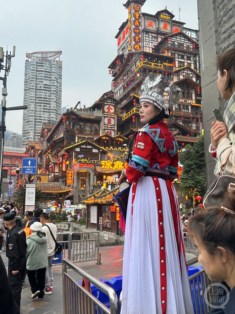 重庆洪崖洞花式打卡火爆各种旅拍风格都很搭