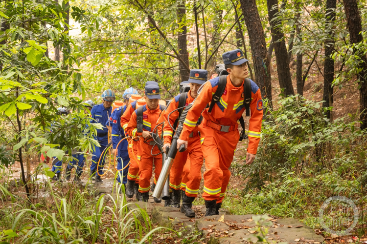清明护平安 救援队巡逻中梁山-上游新闻 汇聚向上的力量