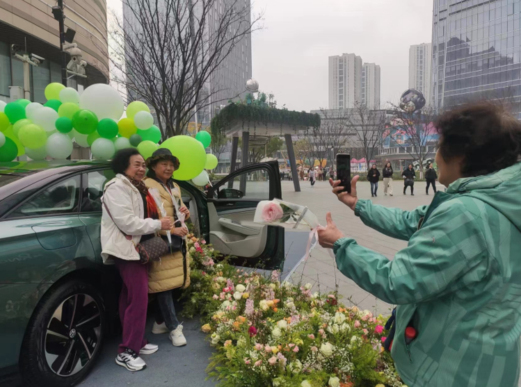 三八节山城的浪漫 街头999朵玫瑰让女生免费领