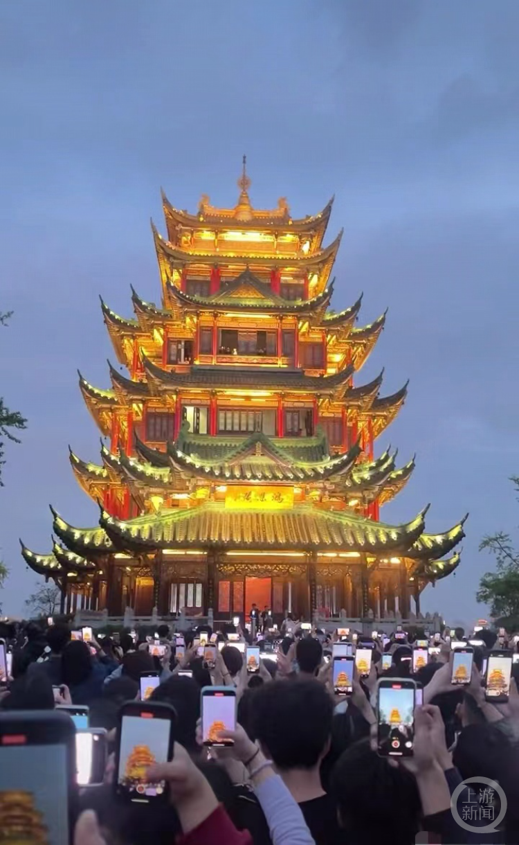 鸿恩阁亮灯大火出圈园方回应清明期间每天入园超两万人