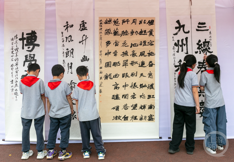 4月10日,"情系三线·墨韵宁江"南川区中小学师生书法作品展系列活动在