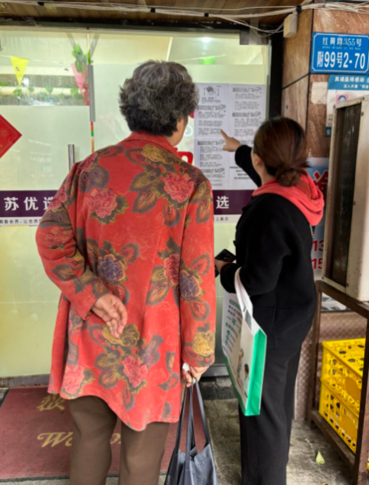 重庆渝北区龙塔街道开展反养老诈骗宣传活动