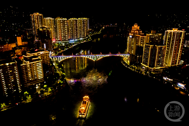 彭水滨江路夜景图片