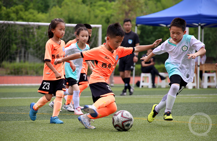 重庆高新区中小学足球赛"火"热开赛