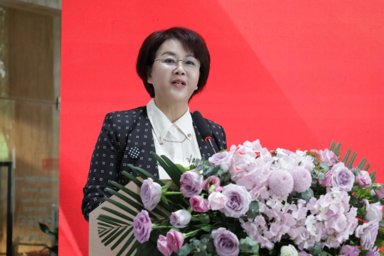 董事长,上游新闻党委书记,董事长李春燕在致辞中表示,"她力量"是重庆