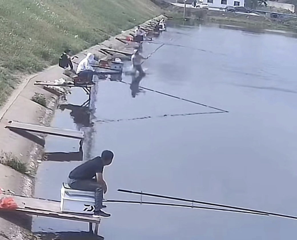 江苏连云港一男子钓鱼被20斤大鱼拽入湖中，钓鱼场：人和鱼都上岸了