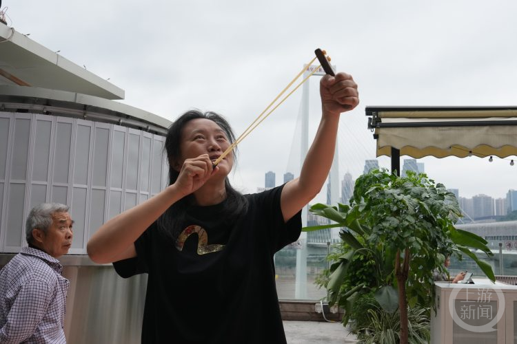 "弹弓的威力取决于皮筋的拉力和皮筋的回弹速度,要想射得远,就得用力