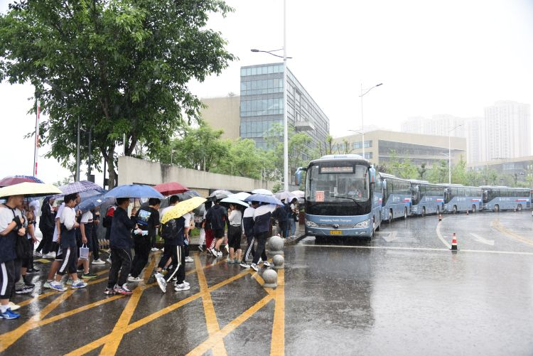 为加强现场监控管理,确保考试用车的安全,准点,公交调度人员对送考