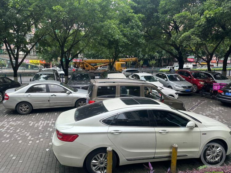 上游帮忙|人行道成"停车场" 路面被压成"大波浪"