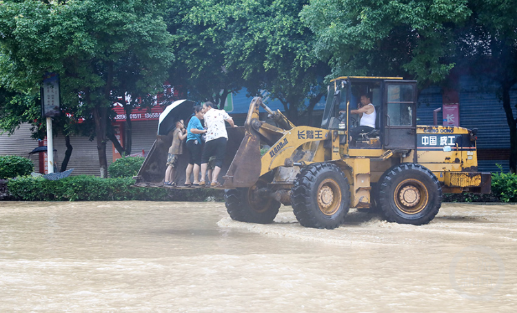 垫江县澄溪镇,政府组织铲车转移受灾群众