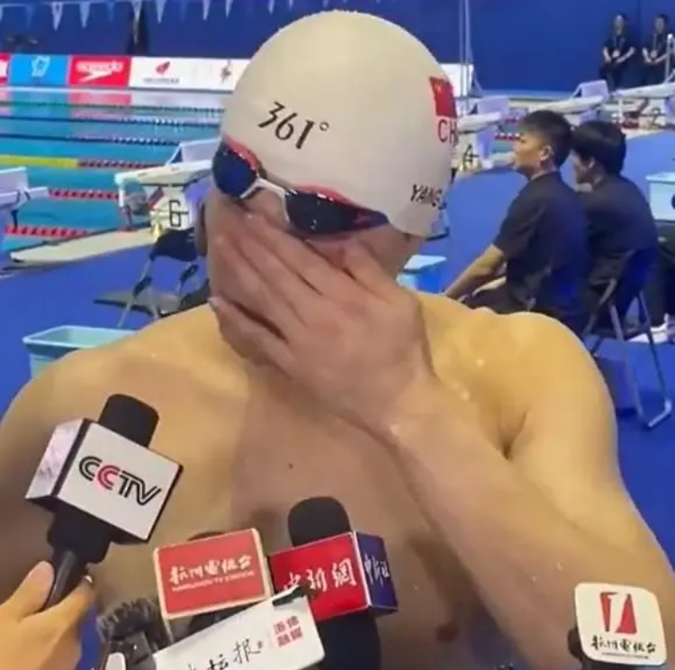 孙杨晒刻苦训练视频发鸡汤:遇到困难向前 坚持可贵_孙杨禁赛四年期间转型带货结婚上学经历_孙杨复出全国夏季游泳锦标赛预赛小组第一晋级决赛