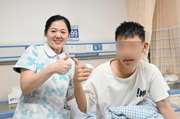 少年手指短缩畸形17年，重庆长城骨科医院实施截骨延长术助其健康逐梦