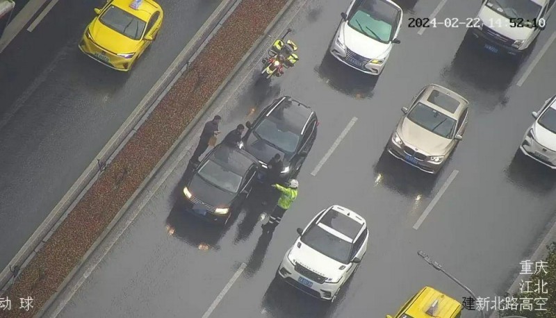 事发后,双方都未及时拍照撤离现场,也未设置任何警示标志,造成该路段