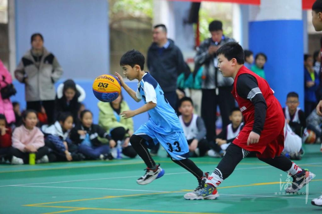 重庆渝中区:近600名篮球小将秀球技展风采