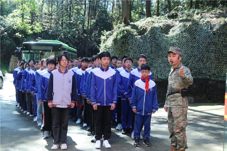 梁山初中联合驻梁部队开展青少年国防教育主题活动-上游新闻 汇聚向上