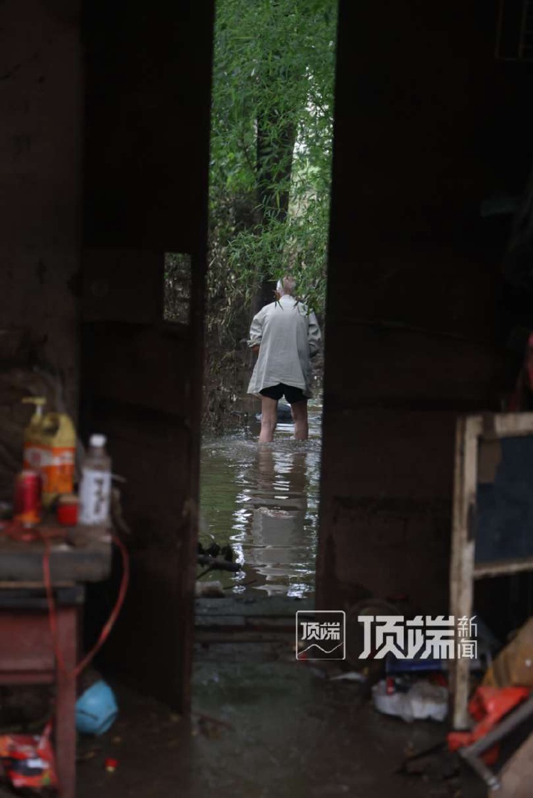 洪水退去后的河南社旗县青台村:村民清理家里淤泥,晾晒粮食