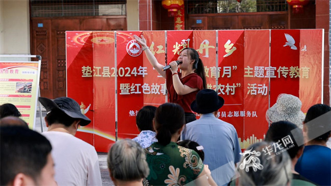 胡军花讲述丈夫守边关的故事。华龙网记者 李燊 摄