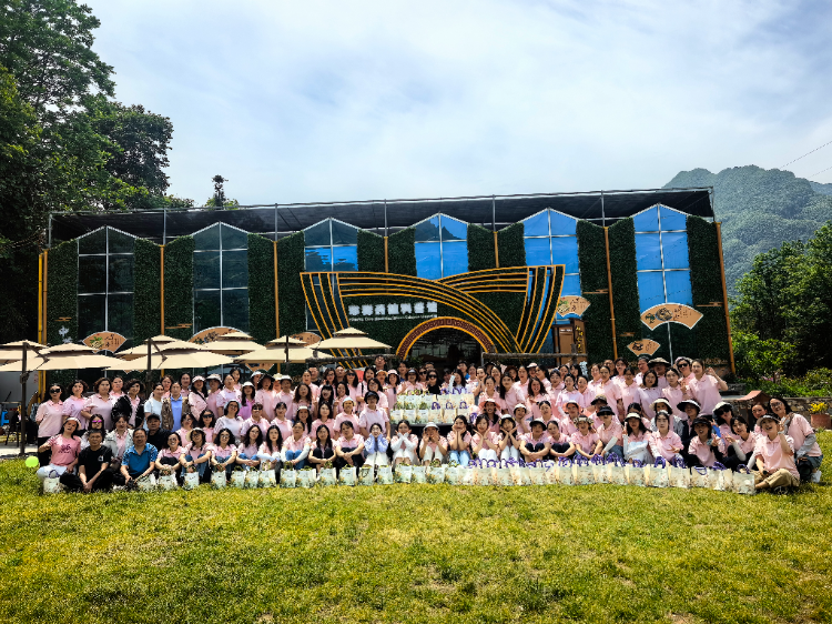 重庆市城口县示范幼儿园教师团队开展母亲节特别团建活动
