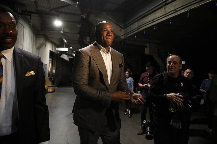 湖人解雇乔伊-巴斯和杰西-巴斯 正重组篮球运营部门_NBA洛杉矶湖人队马克沃尔特收购 巴斯家族出售湖人队原因 湖人队未来前景