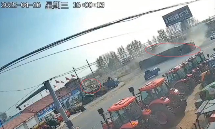 货车躲追查侧翻执法者未施救，交通局：涉事人员调离，车主涉违法改装
