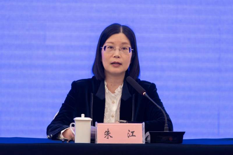 省发展改革委党组成员,副主任朱江介绍省发展改革委在优化营商环境