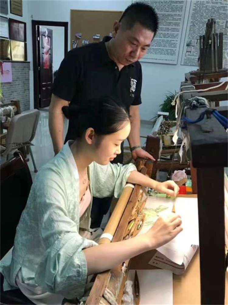 成立工作室、当视频博主……90后手艺人以创新传承非遗技艺