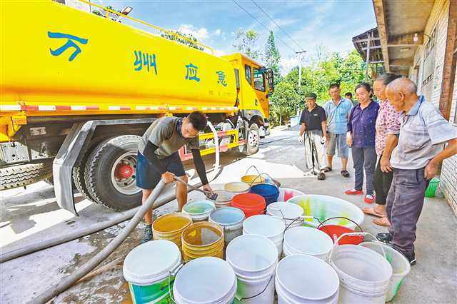 重庆部分地区用水短缺 消防车紧急送水到农家到田间