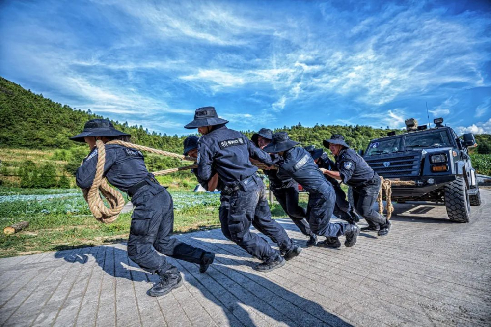 重庆特警开启极热天气魔鬼训练