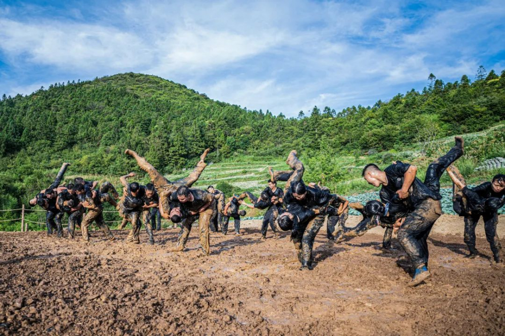 重庆特警开启极热天气魔鬼训练