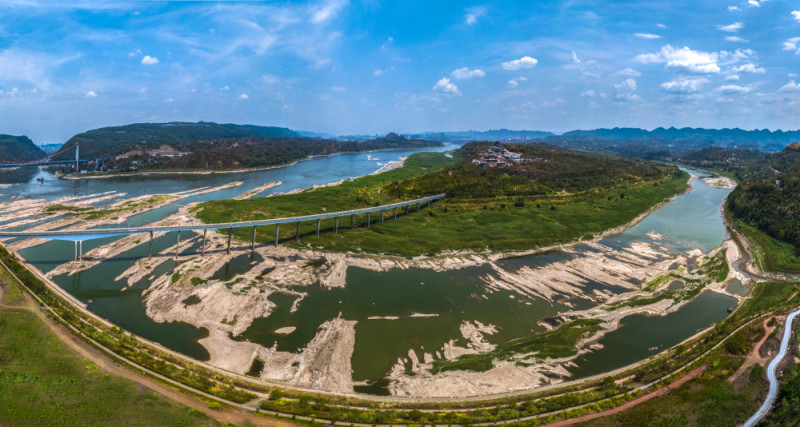 长江汛期反枯广阳岛河段再现鱼翔浅底