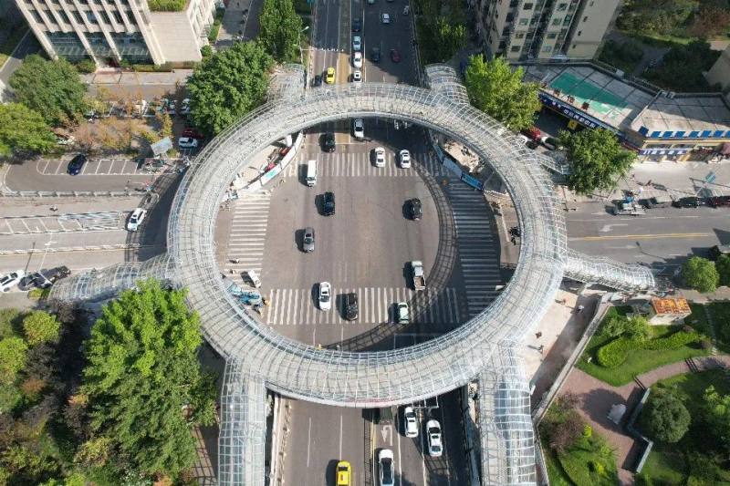 巴南一环形天桥投用配置4座电梯还有顶棚