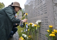 遗体器官捐献纪念碑前 一位父亲说出请求 五位“重生者”给出回应