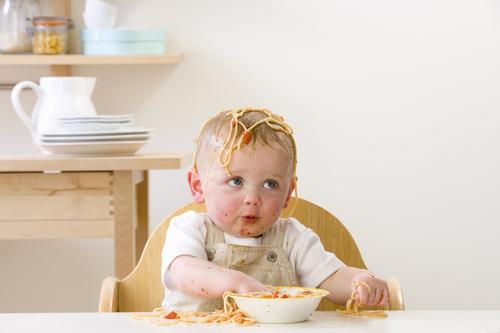 孩子不好好吃饭?妈妈们要注意这些不良的喂养行为